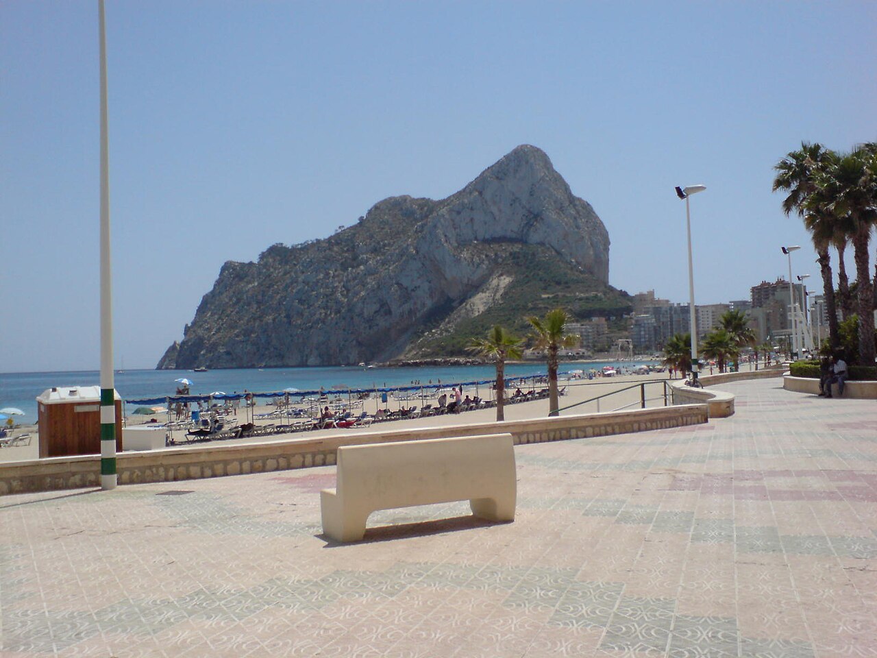 Plaża w Calpe z widokiem na Penon de Ifach