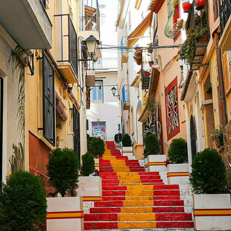 Kolorowe schody w starówce Calpe